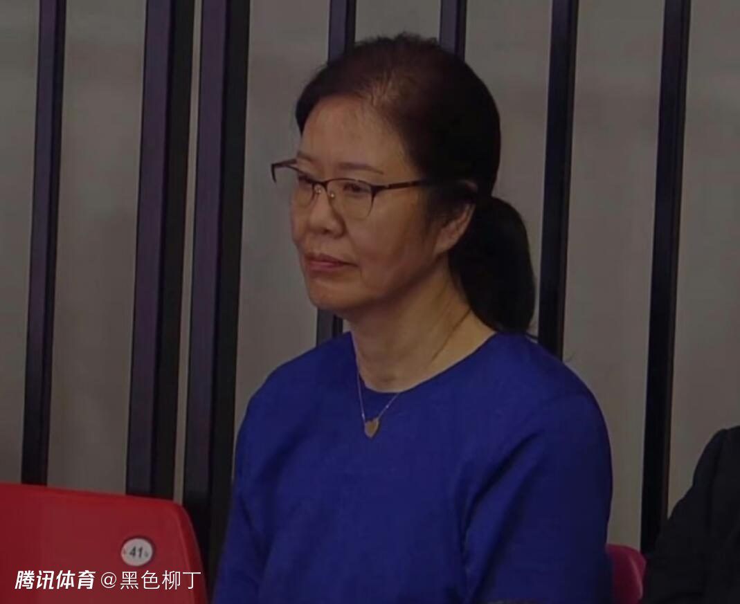 他扒开我的内裤把舌头伸进去
