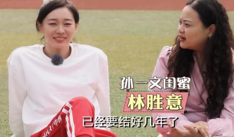 美女扒开粉嫩的尿囗给男生桶